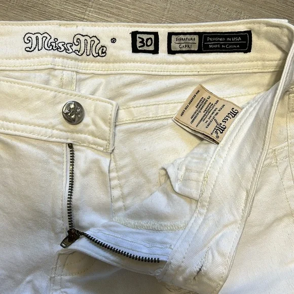 Woman’s Miss Me white distressed, signature capris - size 30 - Picture 10 of 16